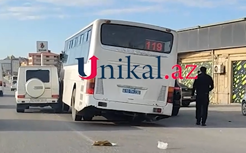 Avtobus bahalı maşınların arasında qaldı -VİDEO